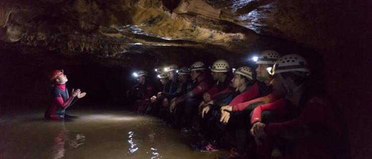 Route adventure in the caves of Espluga